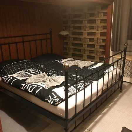 Jázmin Apartman Appartamento Pécs Esterno foto