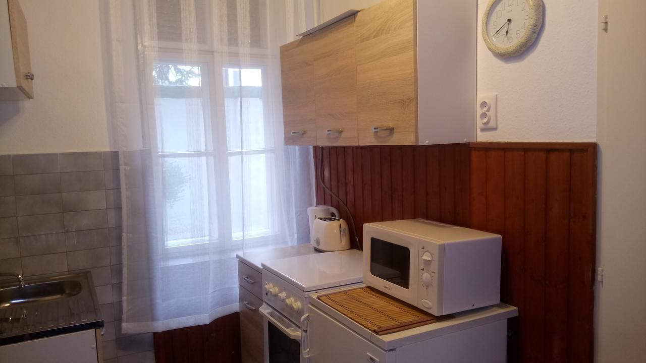Jázmin Apartman Appartamento Pécs Esterno foto