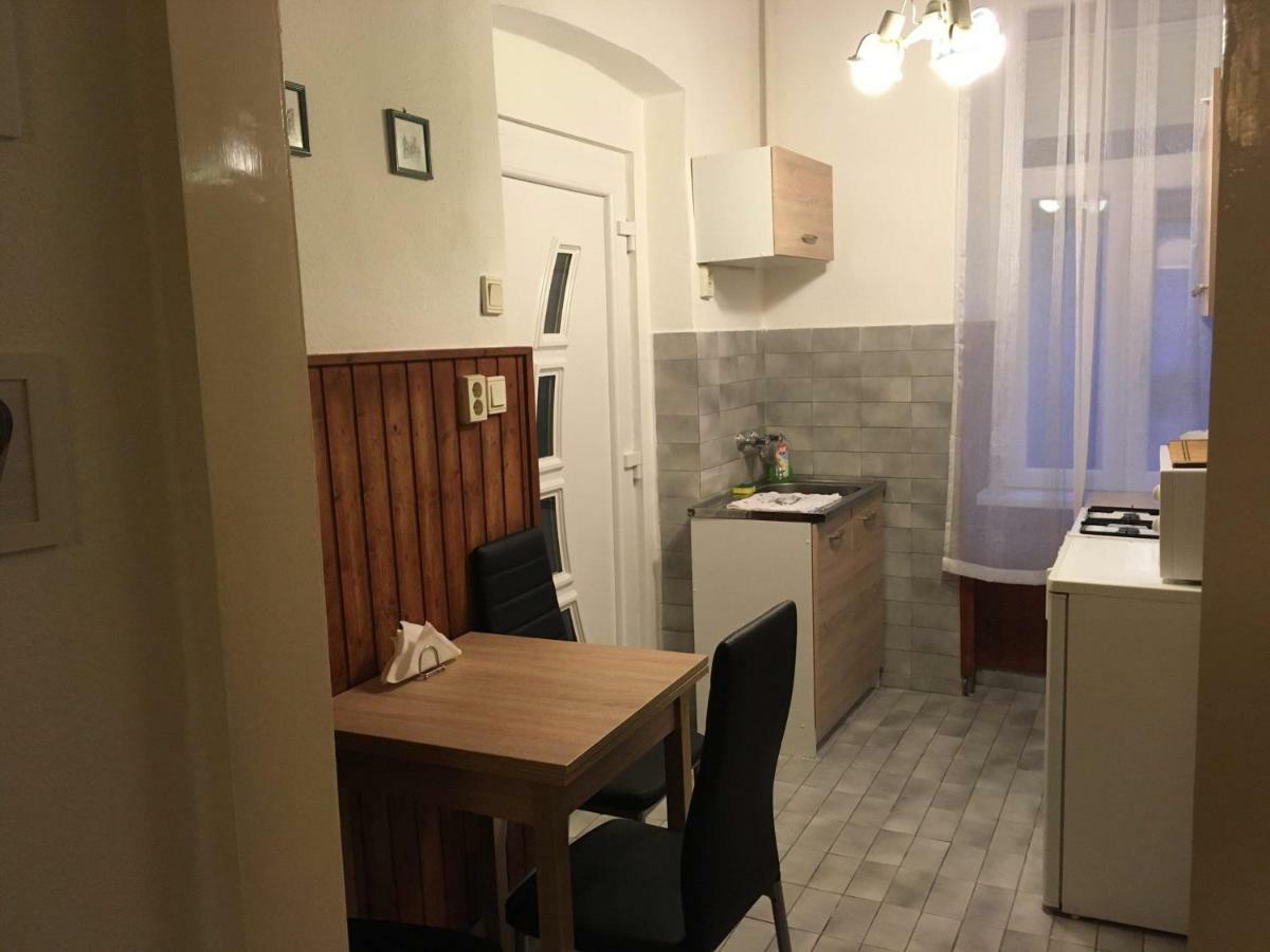Jázmin Apartman Appartamento Pécs Esterno foto