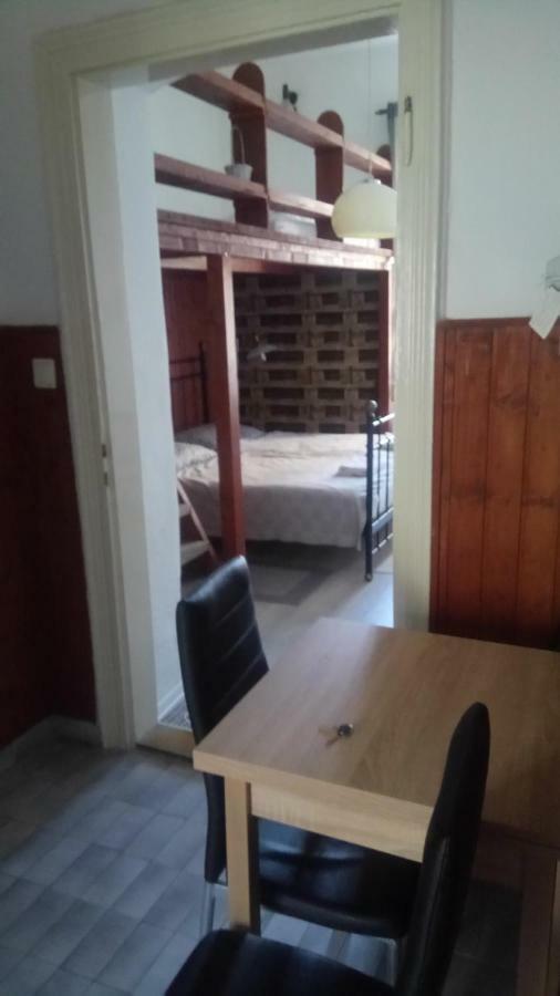 Jázmin Apartman Appartamento Pécs Esterno foto